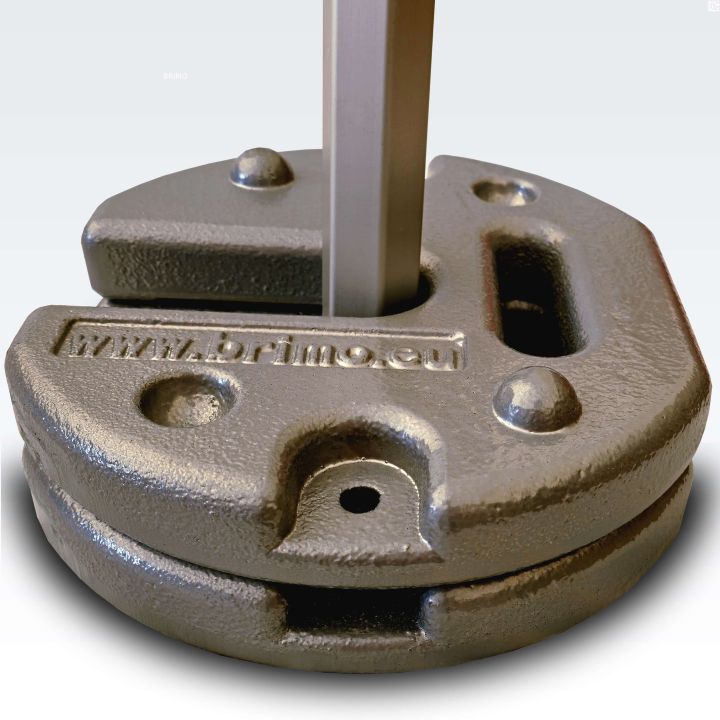 Deux poids en acier empilables fixés sur le pied d'une tente en ciseaux (gros plan)