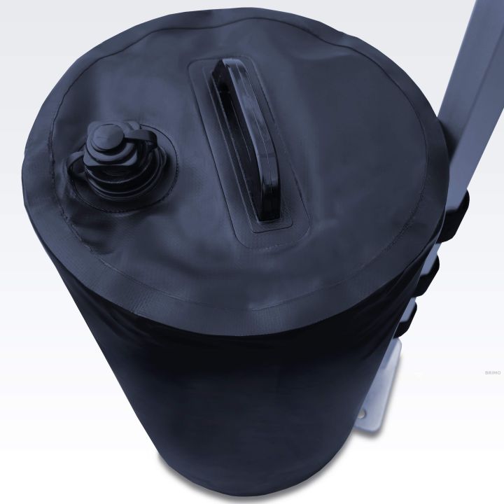 Vue de dessus d'un sac de poids rempli d'eau avec un couvercle et une poignée pour tentes à ciseaux.