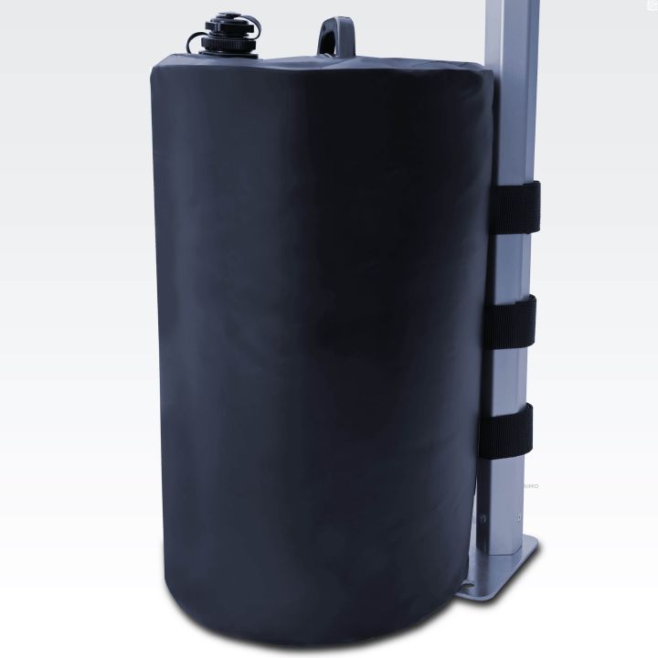 Détail du poids de l'eau fixé à la jambe de la tente à déploiement rapide, vu de côté.